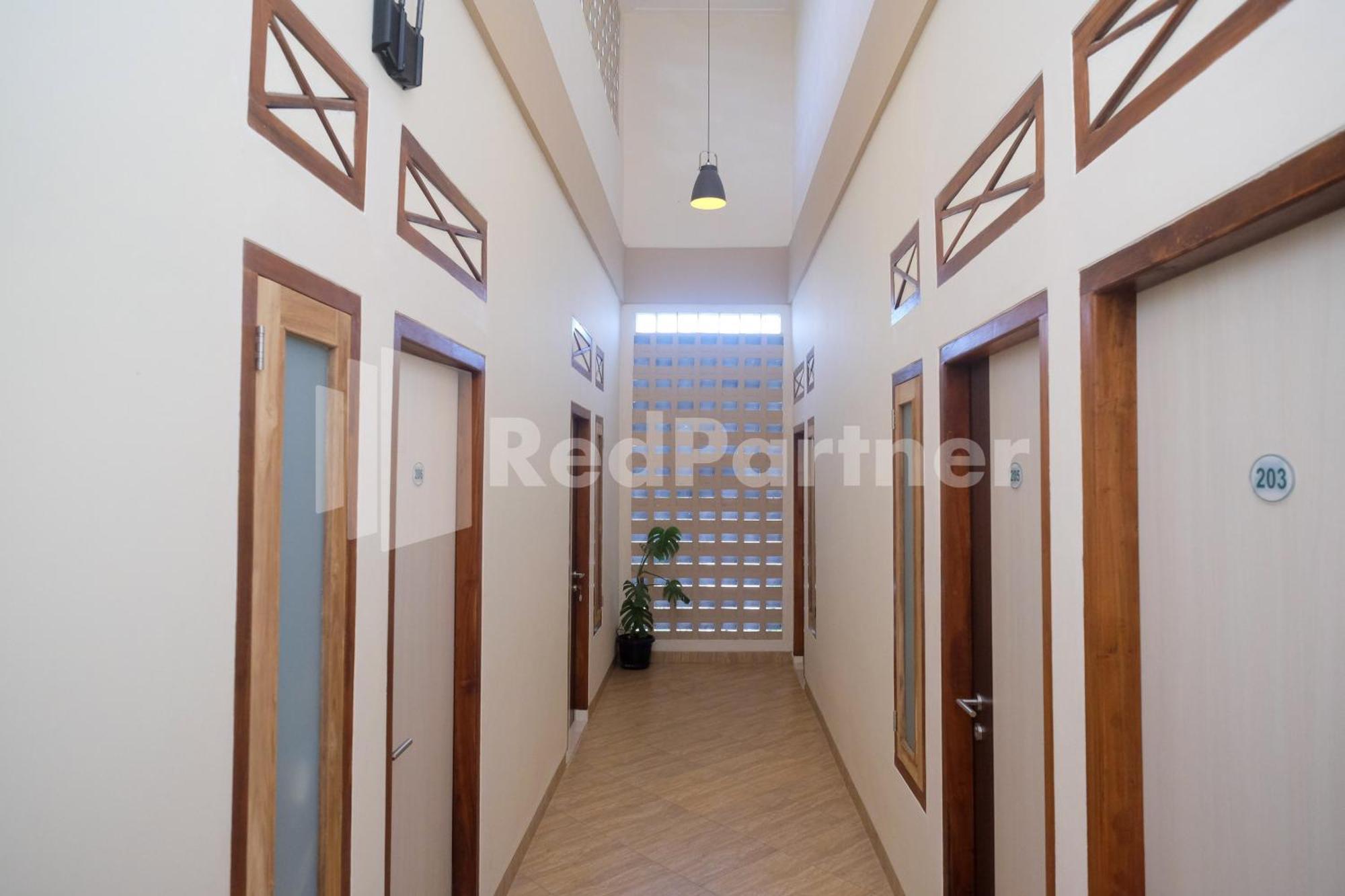 Отель Ndliman House Near Ugm Jogja Mitra Reddoorz Kejayan Экстерьер фото